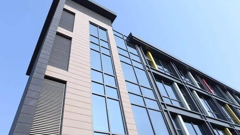防火窗与耐火窗：高层住宅建筑中的安全守护者**